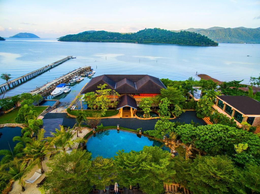 una vista aérea de un complejo con piscina en Parama Koh Chang en Ko Chang