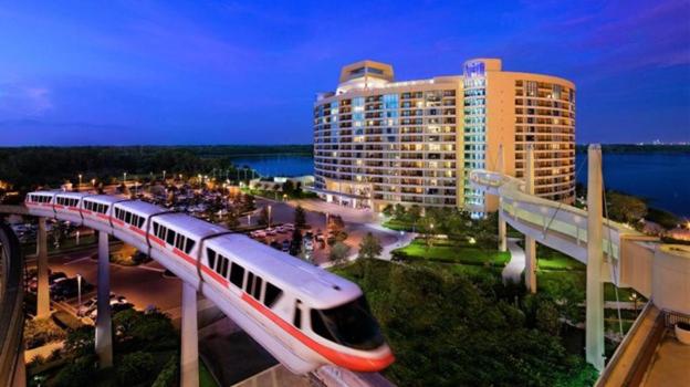 un tren en una pista frente a un edificio en Bay Lake Tower at Disney's Contemporary Resort en Orlando