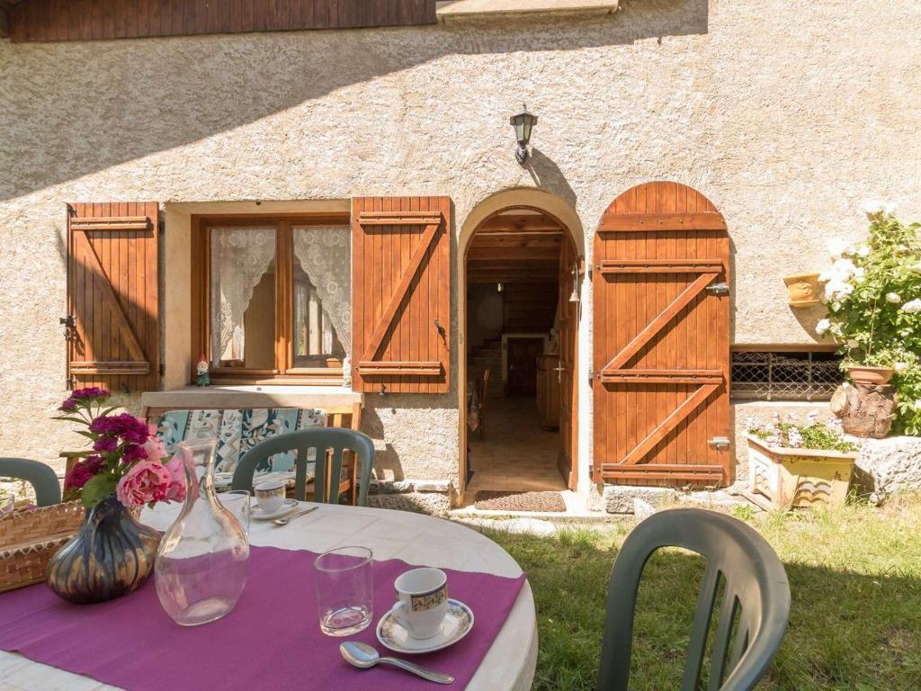 une table avec un chiffon violet sur une table avec une porte ouverte dans l'établissement Grand studio mezzanine avec jardin et parking, 4 pers. - Villar-Saint-Pancrace - FR-1-330C-89, à Villar-Saint-Pancrace
