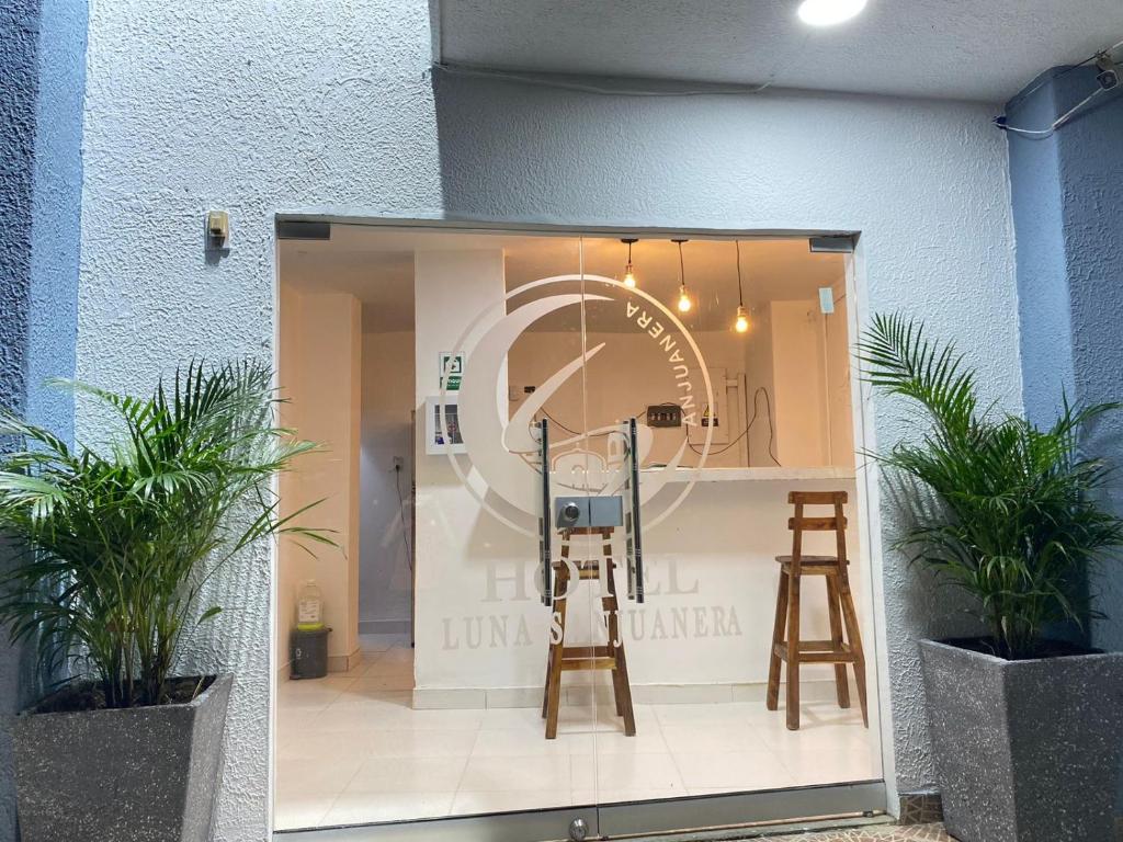 una tienda con dos taburetes en la ventana en Hotel Luna Sanjuanera en San Juan del Cesar