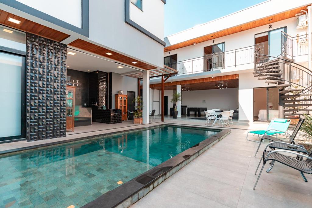 a swimming pool in the middle of a house at Hospedaria da Barra BC in Balneário Camboriú