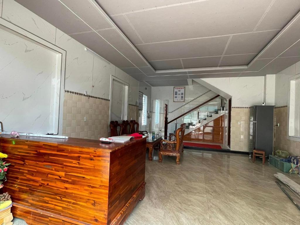 een woonkamer met een houten aanrecht in een kamer bij Nhà nghỉ Bình An - Binh An Motel in Quang Tri