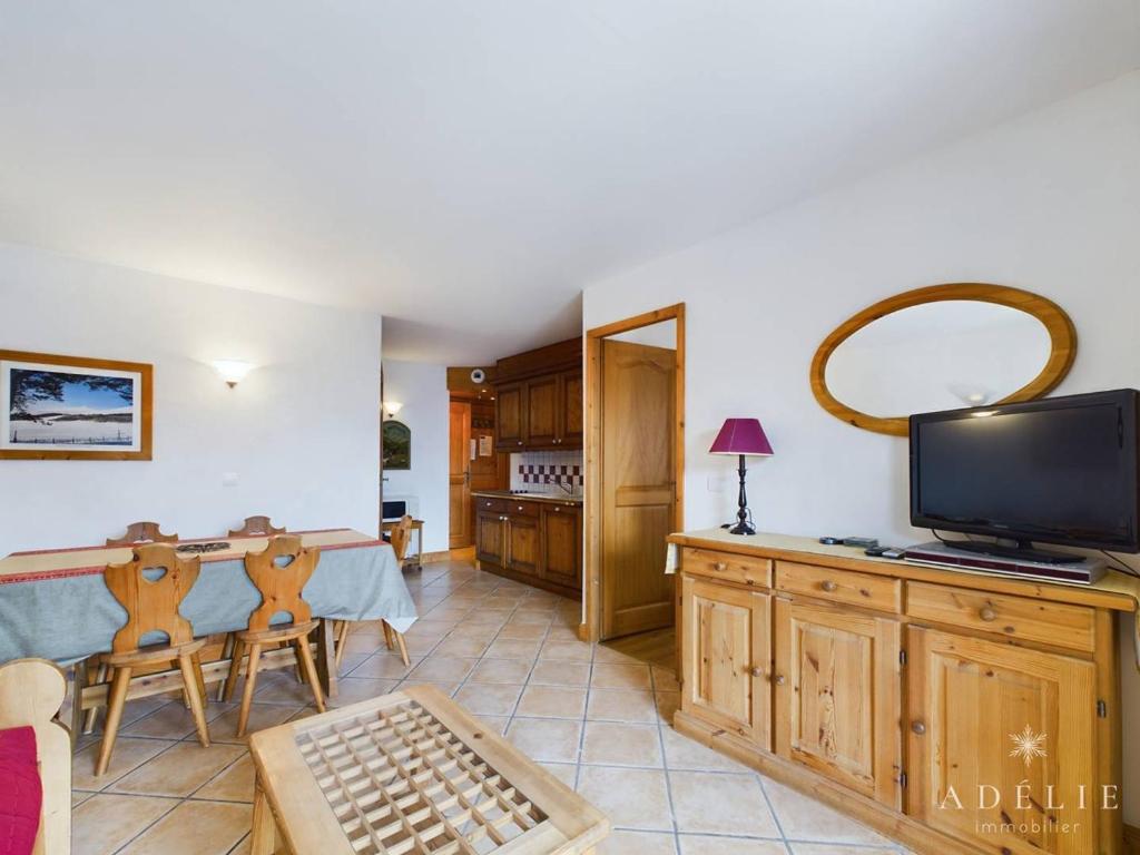 Appartement Montvalezan-La Rosière, 3 pièces, 6 personnes - FR-1-398-499にあるテレビまたはエンターテインメントセンター