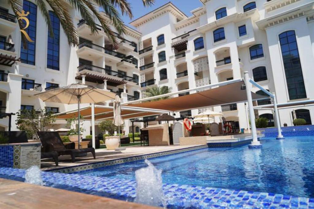 Bazén v ubytování Your 1BR Retreat on Yas Island Blue Sapphire Apartment nebo v jeho okolí