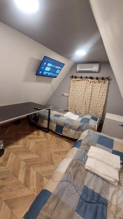 Habitación con 2 camas y TV de pantalla plana. en Habitacion en casa de familia en Ushuaia
