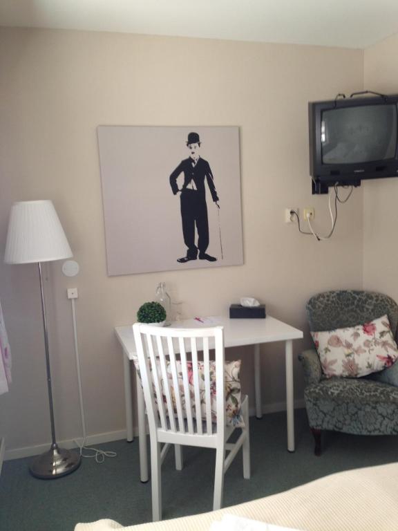 TV a/nebo společenská místnost v ubytování Kils Hotell & Restaurang