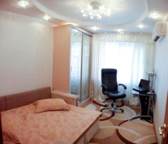チョロノモスクにあるApartment Illichivskのベッドルーム1室(ベッド1台、デスク、椅子付)