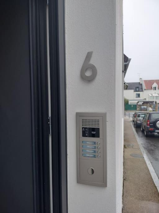 a parking meter on the side of a building at Beau Duplex Neuf Calme Lumineux 45m2 en plein COEUR de la station à 100m du port sur book ing &amp; rbnb in Bénodet