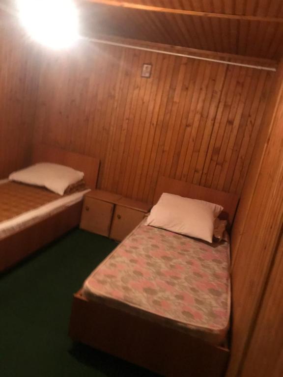 Habitación pequeña con 2 camas en un barco en Casa postolache, en Soveja