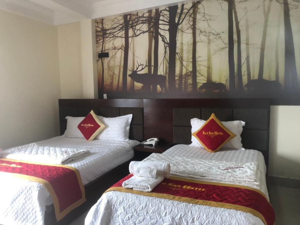 Giường trong phòng chung tại Hotel Nam Sơn