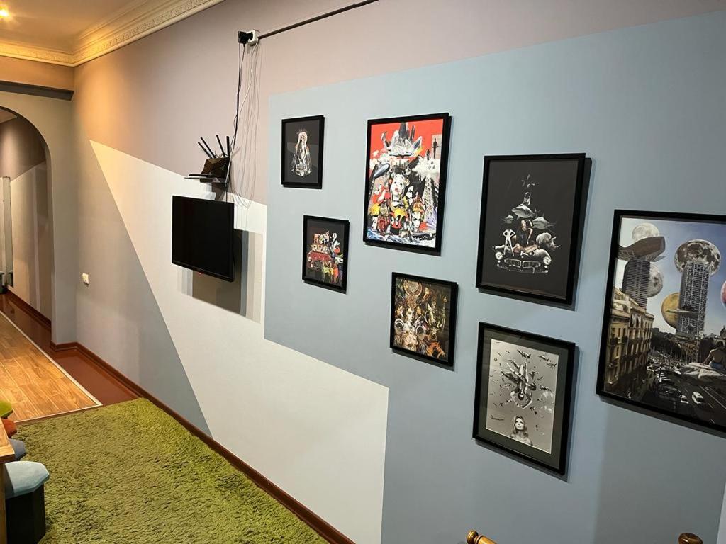 TV a/nebo společenská místnost v ubytování Avenue Hostel Yerevan