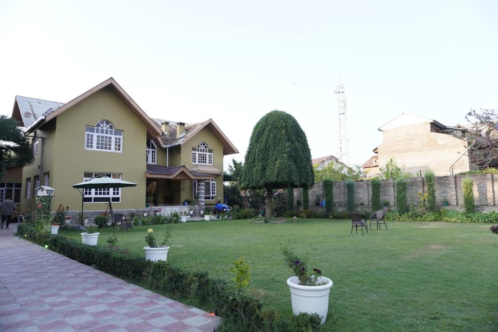 ein Haus mit einem Hof mit Pflanzen darin in der Unterkunft Farsal Villa in Srinagar