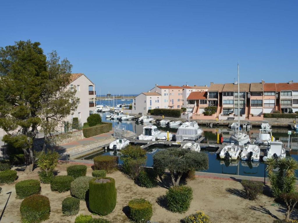 un groupe de bateaux amarrés dans un port de plaisance dans l'établissement Locations Saint-Cyprien: Appartement 2 pièces avec parking, terrasses, et loggia - FR-1-225D-35, à Saint Cyprien Plage