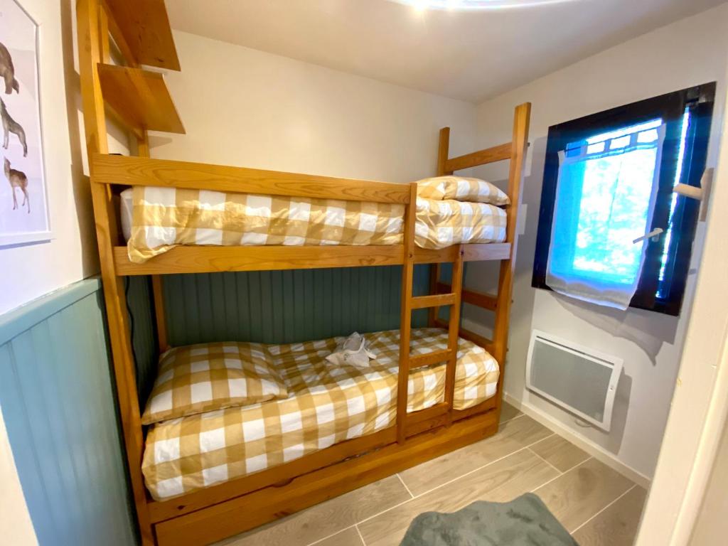 Postel nebo postele na pokoji v ubytování Cozy Appartement avec vue sur montagne