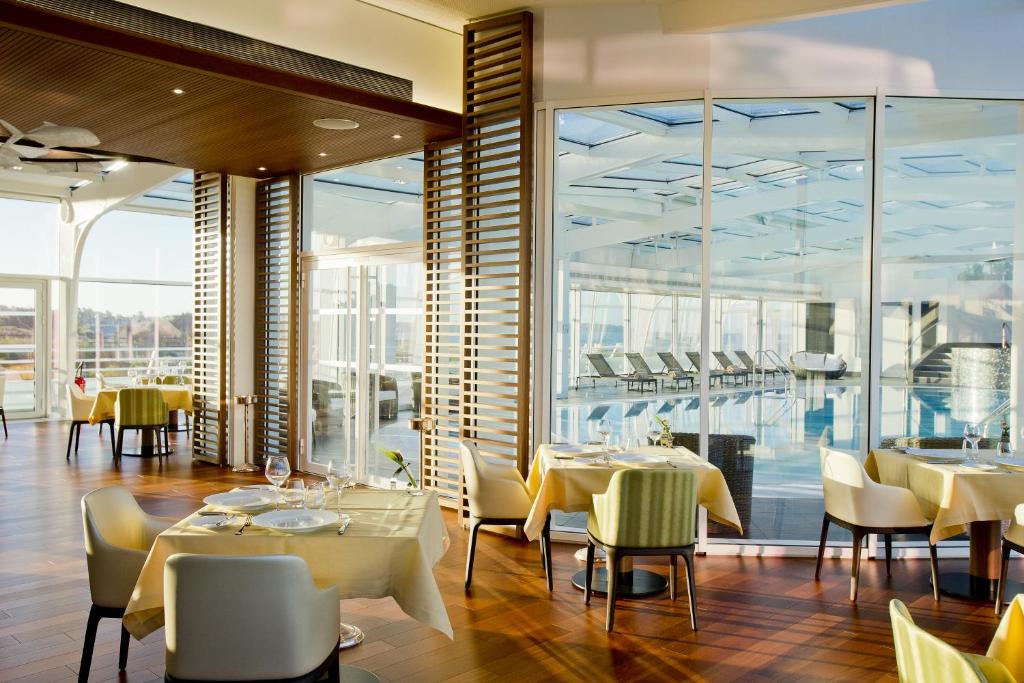 Bazén v ubytování Miramar La Cigale Hotel Thalasso & Spa nebo v jeho okolí