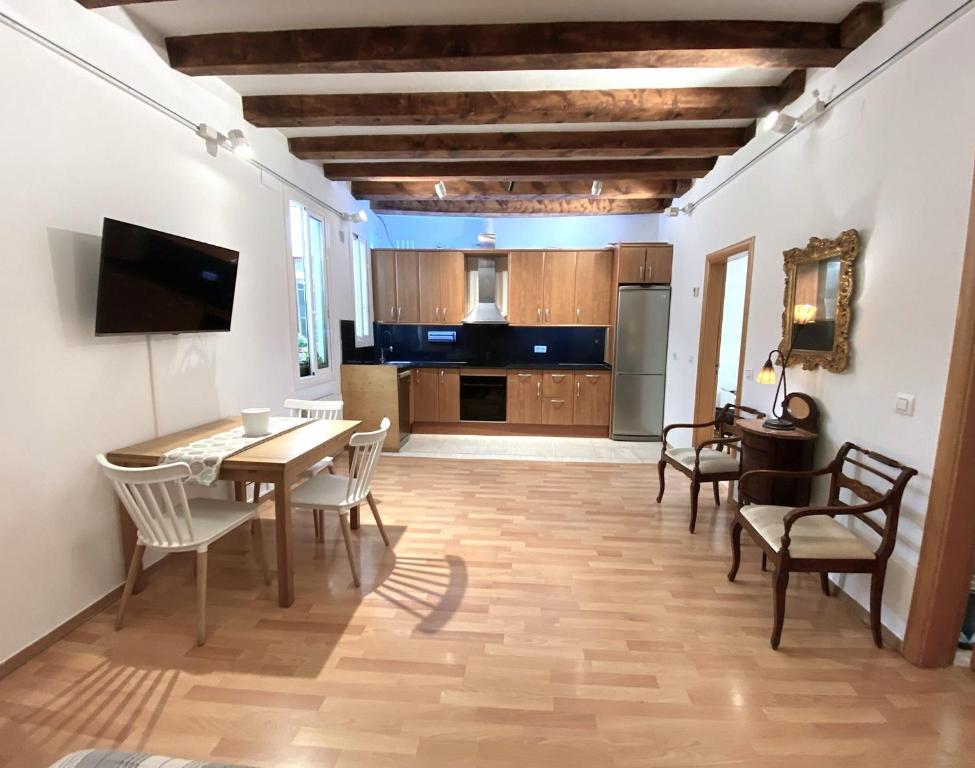 uma sala de jantar com mesa e cadeiras e uma cozinha em Ramblas Waterfront Stay em Barcelona