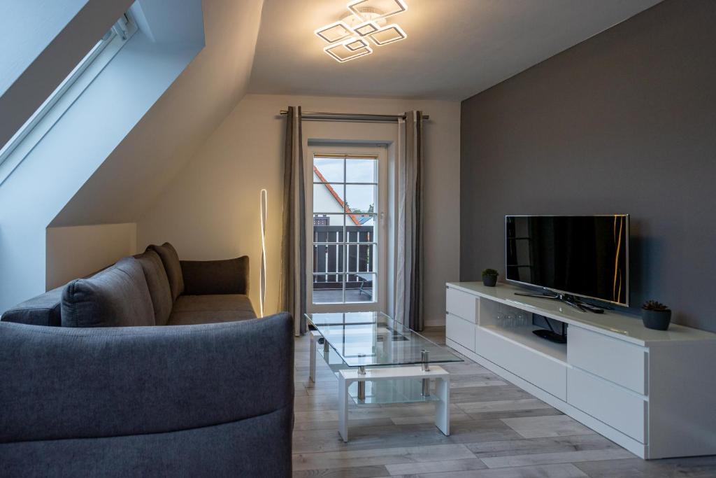 TV a/nebo společenská místnost v ubytování Ferienwohnung Gartenstadt Seilerberg