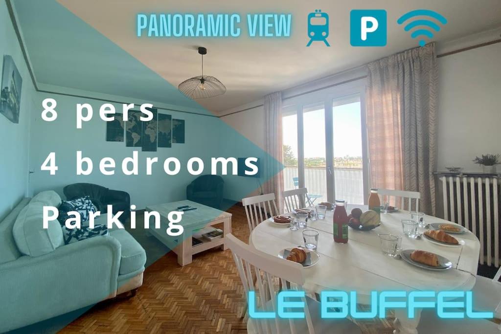 sala de estar con mesa y sofá azul en Le Buffel - Appartement 4 chambres, Parking, Wi-fi, Tram - 8pers, en Montpellier