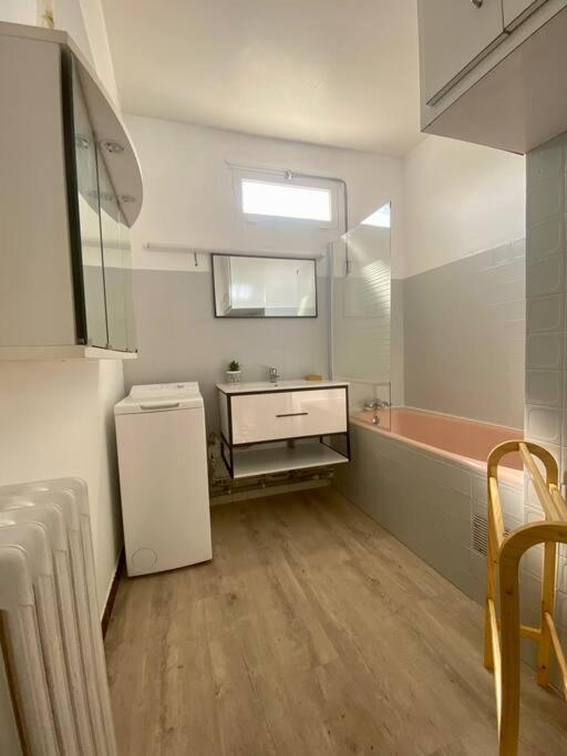 Bathroom sa Le Buffel - Appartement 4 chambres, Parking, Wi-fi, Tram - 8pers