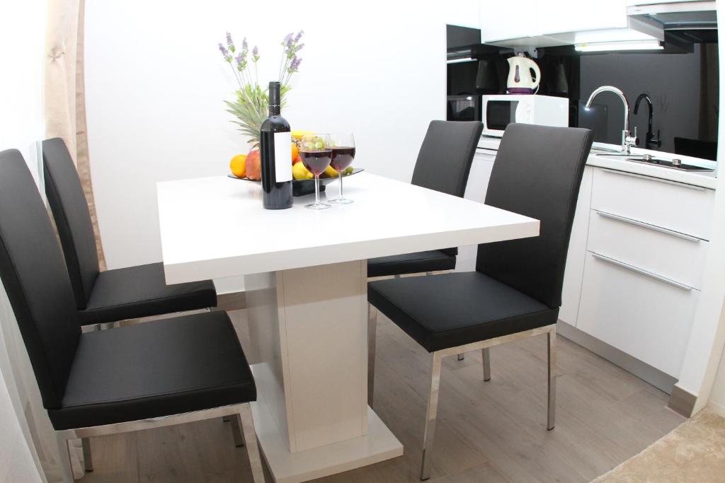 Kuchyň nebo kuchyňský kout v ubytování Studio Apartments Mirakul