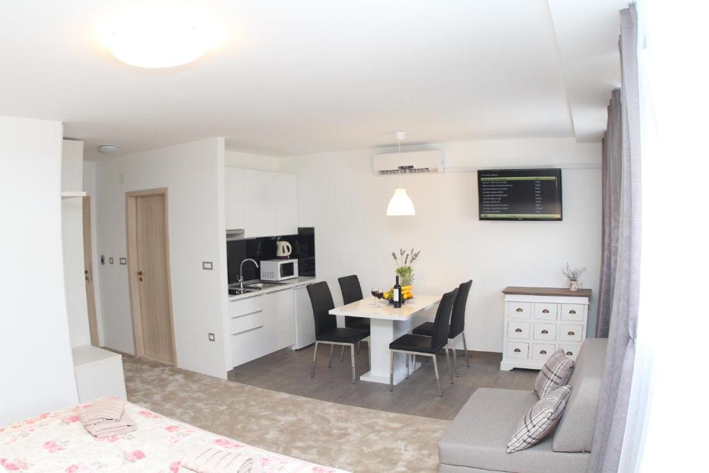 Kuchyň nebo kuchyňský kout v ubytování Studio Apartments Mirakul