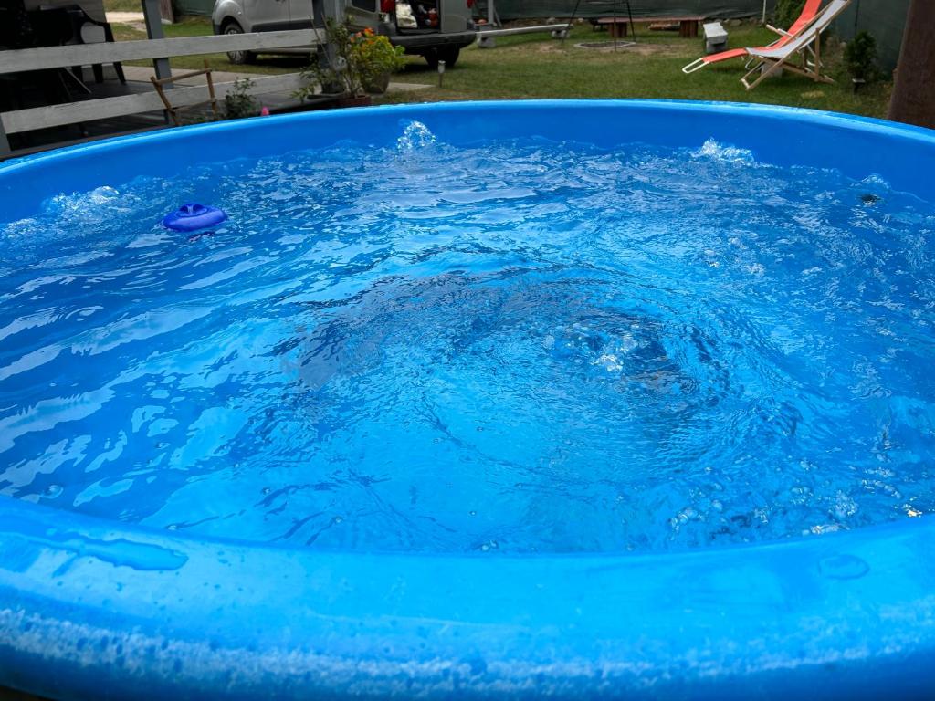 una bañera azul llena de agua azul en un patio en Mazury Dom Oskar nad jeziorem Sasek Wielki en Szczytno