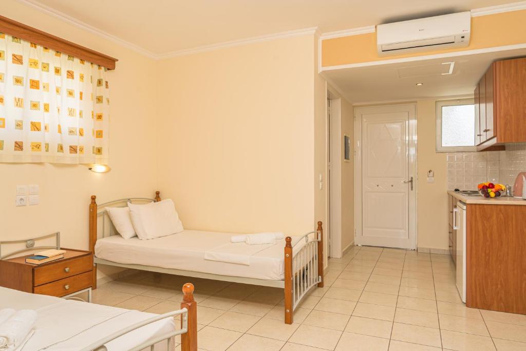 Postel nebo postele na pokoji v ubytování Manousis ApartHotel
