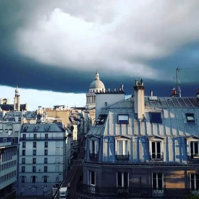 une vue d'une ville avec des bâtiments et un dôme dans l'établissement Charmant Studio lumineux calme Vue Panthéon Paris AC ascenseur, à Paris