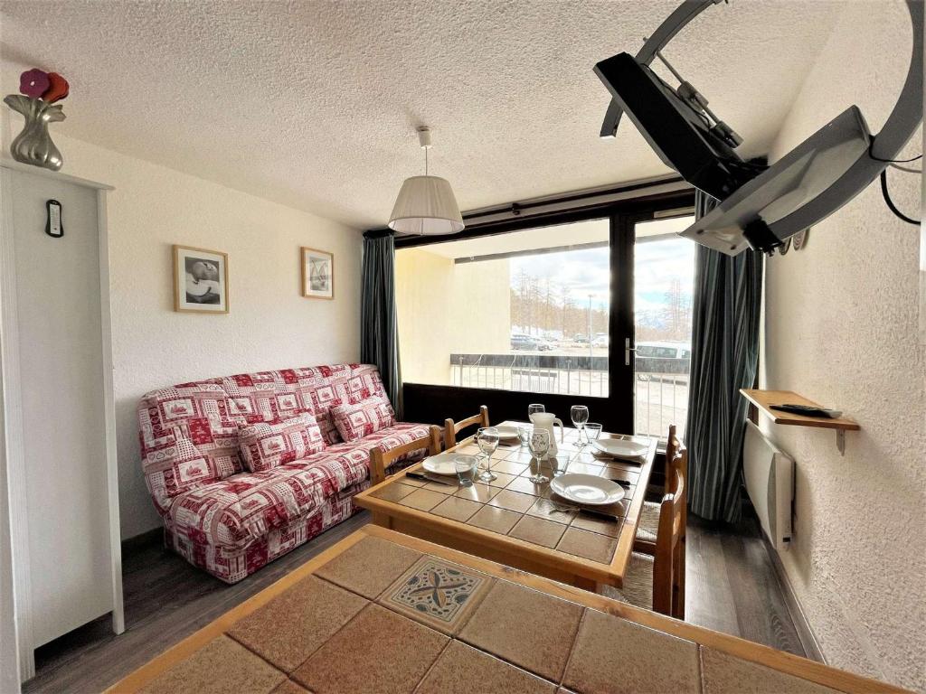 un salon avec un canapé et une table dans l'établissement Studio Montgenèvre, 4 pers, RDC avec parking et balcon exposé ouest - FR-1-330D-45, à Montgenèvre