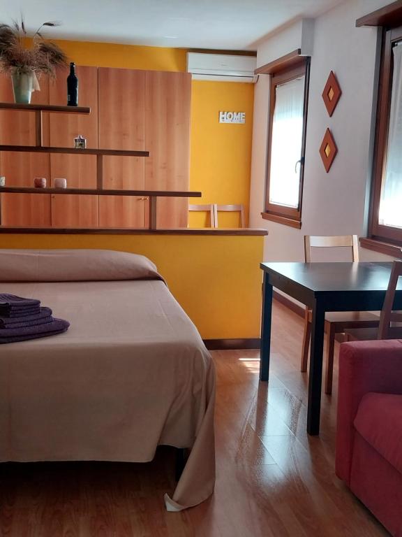 sypialnia z łóżkiem, stołem i krzesłem w obiekcie Tirano in relax w mieście Tirano