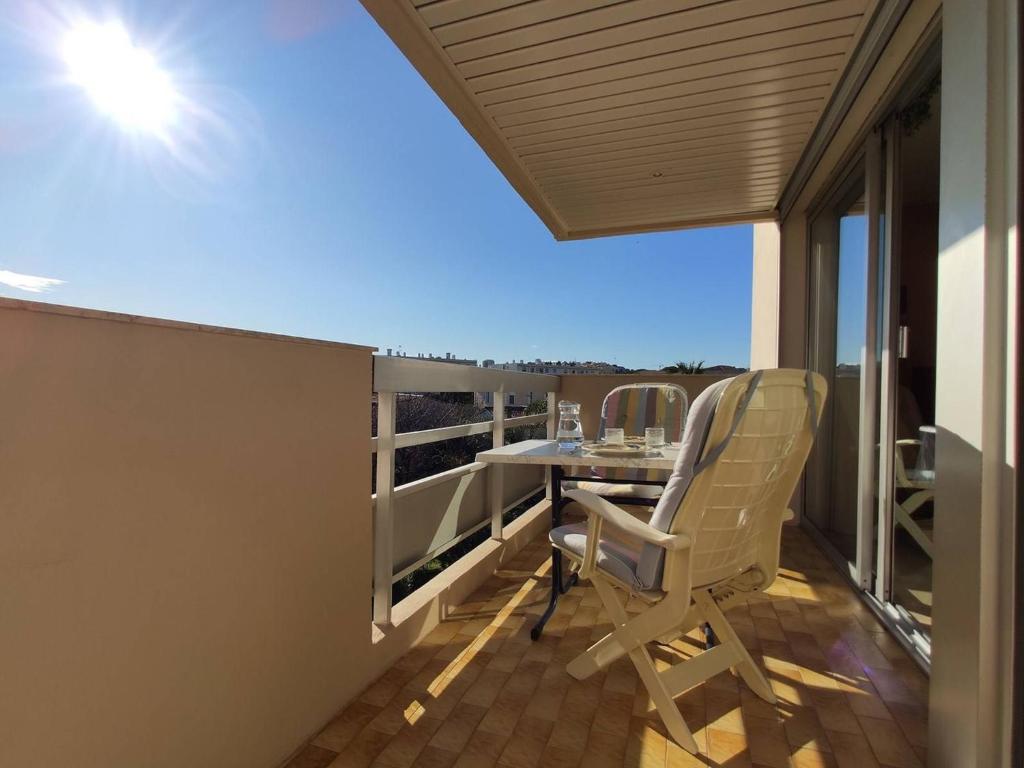 eine Terrasse mit einem Tisch und Stühlen auf dem Balkon in der Unterkunft Appartement Antibes, 1 pièce, 3 personnes - FR-1-252-153 in Antibes