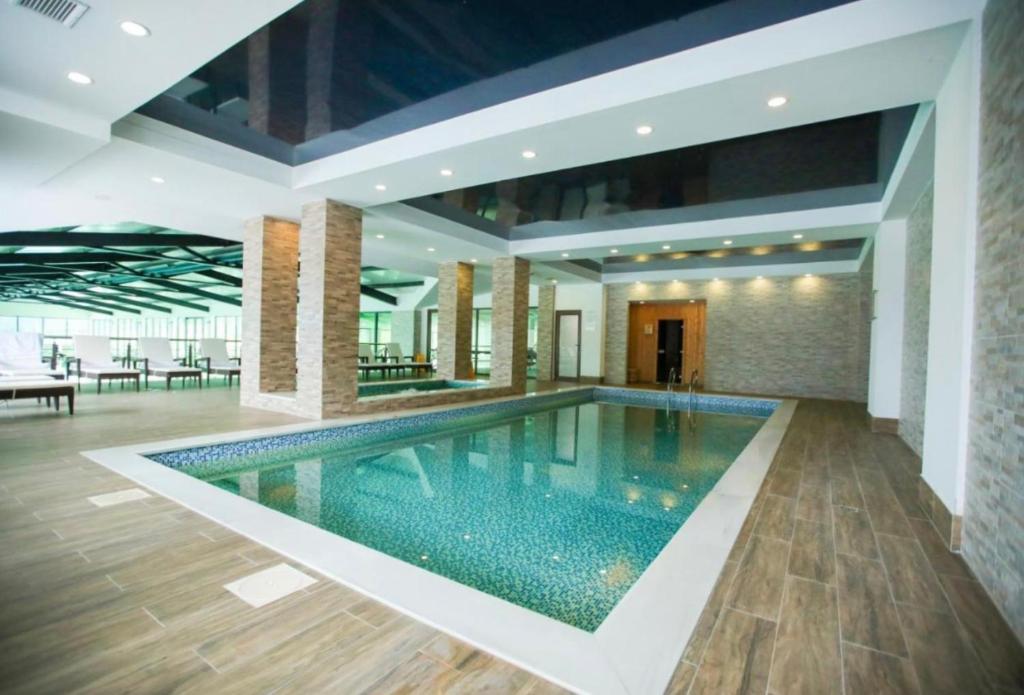 Bazén v ubytování Crystal Loft Apartment Block A 512 nebo v jeho okolí