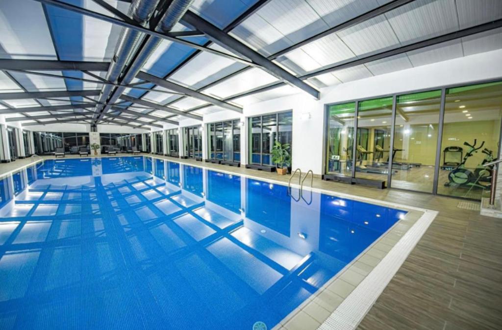 Bazén v ubytování Crystal Loft Apartment Block A 512 nebo v jeho okolí