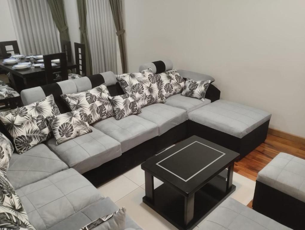 sala de estar con sofá y mesa en Hermoso departamento en La Paz-Bolivia, en La Paz