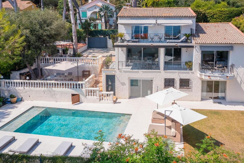 une vue aérienne d'une maison avec piscine dans l'établissement Villa Les Pins du Cap - Vue mer - Cap d'Antibes, à Antibes