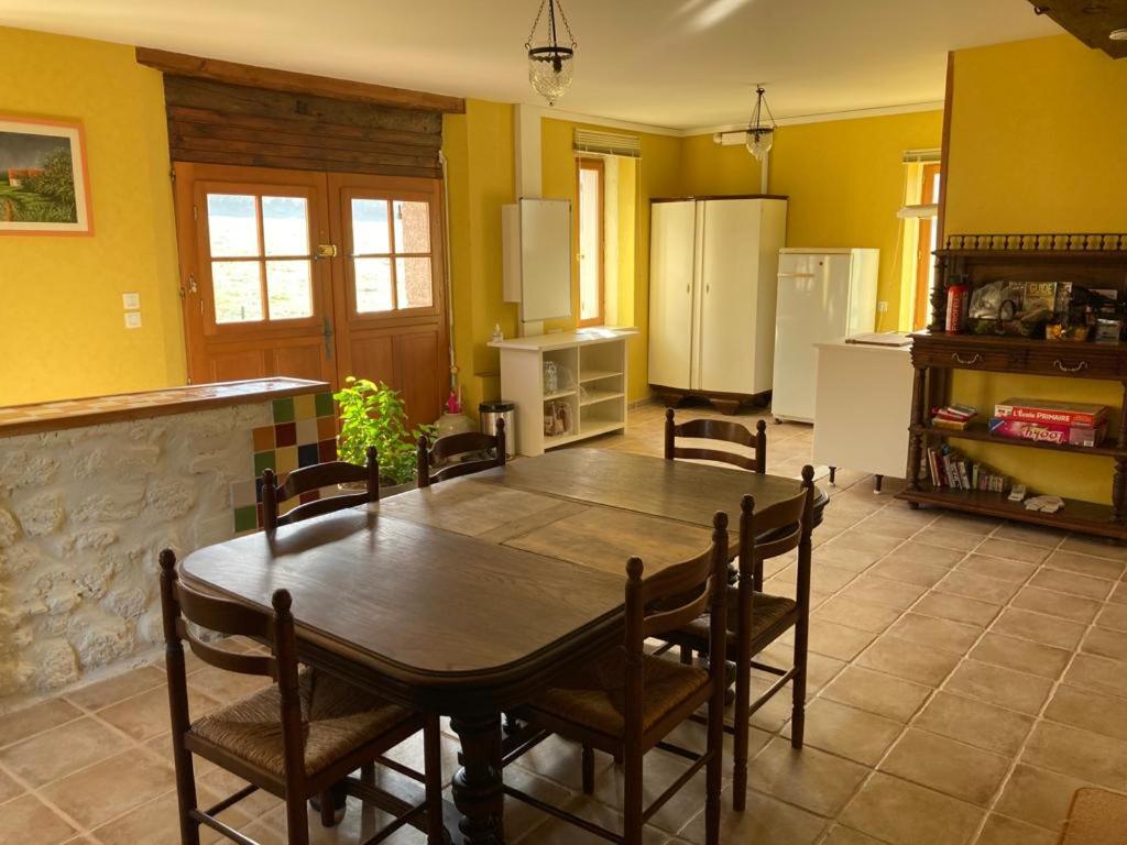 Kuchyň nebo kuchyňský kout v ubytování Chambres et table d'hôtes : LES SENTIERS DE LA BREME