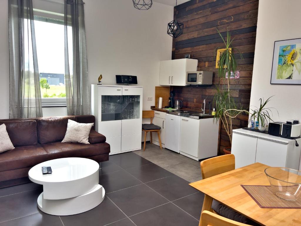 uma sala de estar com um sofá e uma mesa em Apartment Finke 2 an der Messe Friedrichshafen em Friedrichshafen