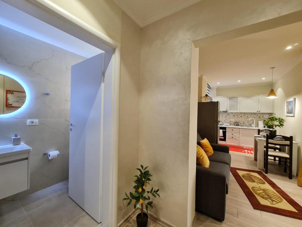 City Center Tirana luxury Orange Apartment 9B - Image 3
