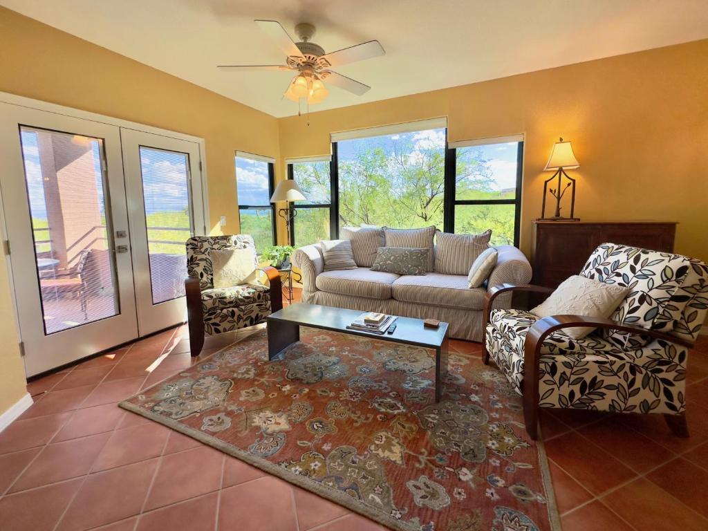 - un salon avec un canapé et deux chaises dans l'établissement Gorgeous Mountain and City Views, Pools, and Hot Tubs, à Tucson