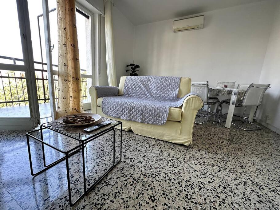 un soggiorno con divano e tavolo di Luce Apartament a Cassina deʼ Pecchi