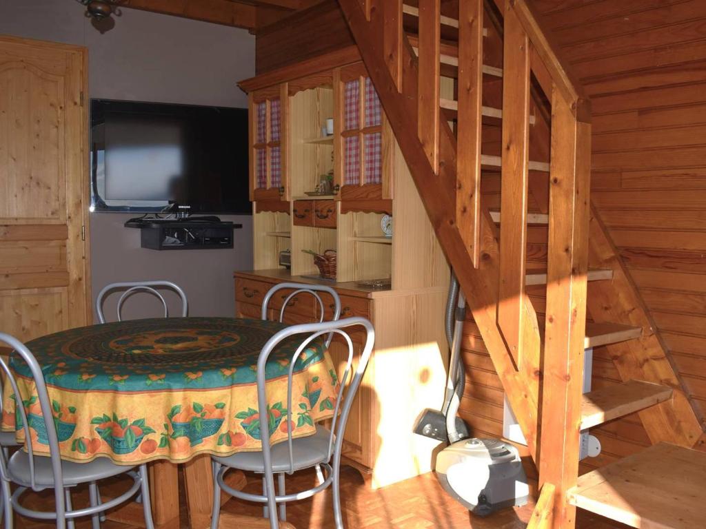 a dining room with a table and chairs in a cabin at Chalet Font-Romeu-Odeillo-Via, 5 pièces, 6 personnes - FR-1-580-39 in Font-Romeu-Odeillo-Via