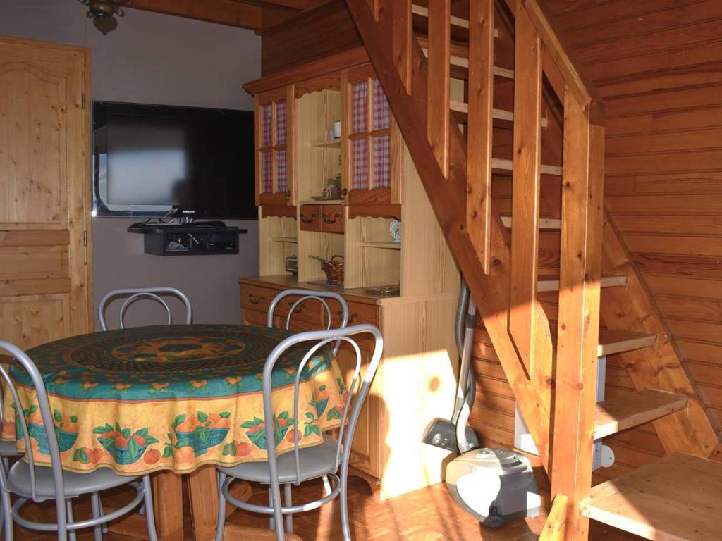 une salle à manger avec une table et des chaises dans une cabine dans l'établissement Chalet 4 pièces - Jardin clôturé - Terrasse vitrée - Font-Romeu - FR-1-580-39, à Font-Romeu-Odeillo-Via