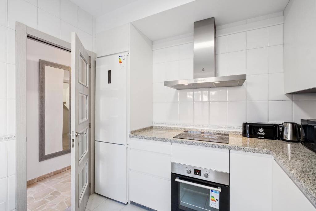 Kuchyň nebo kuchyňský kout v ubytování Villa Montelimar - Biznaga Rental Homes