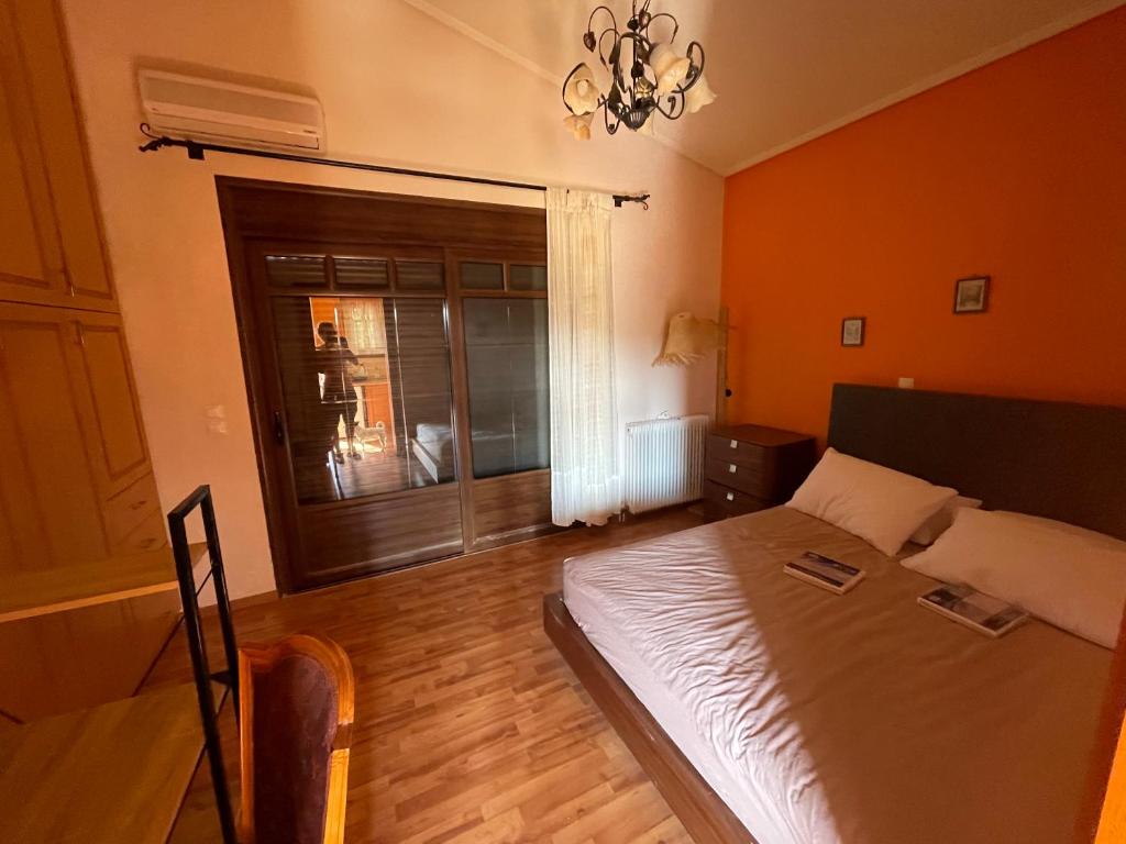een kleine slaapkamer met een bed en een raam bij Pool House Stamato in Kineta
