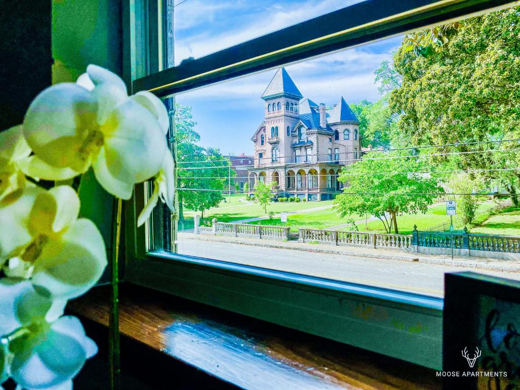 Blick auf eine Burg aus dem Fenster in der Unterkunft The Moose at Memphis Downtown &amp; Victorian Village in Memphis
