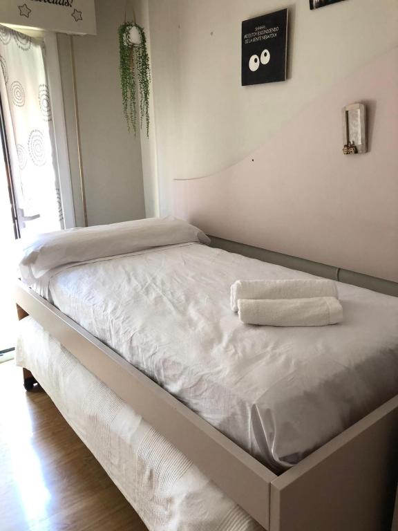 ein Bett mit zwei Handtüchern darauf in einem Schlafzimmer in der Unterkunft Habitación Doble con vistas al centro in Estella