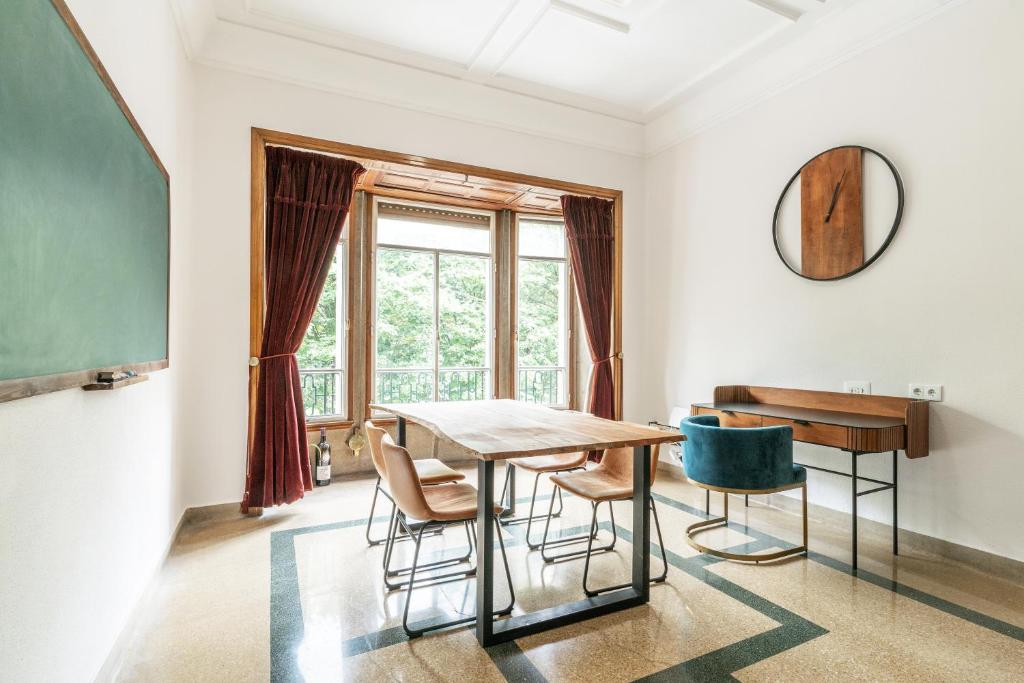 een eetkamer met een tafel en stoelen bij Casa Bogart in Ourense