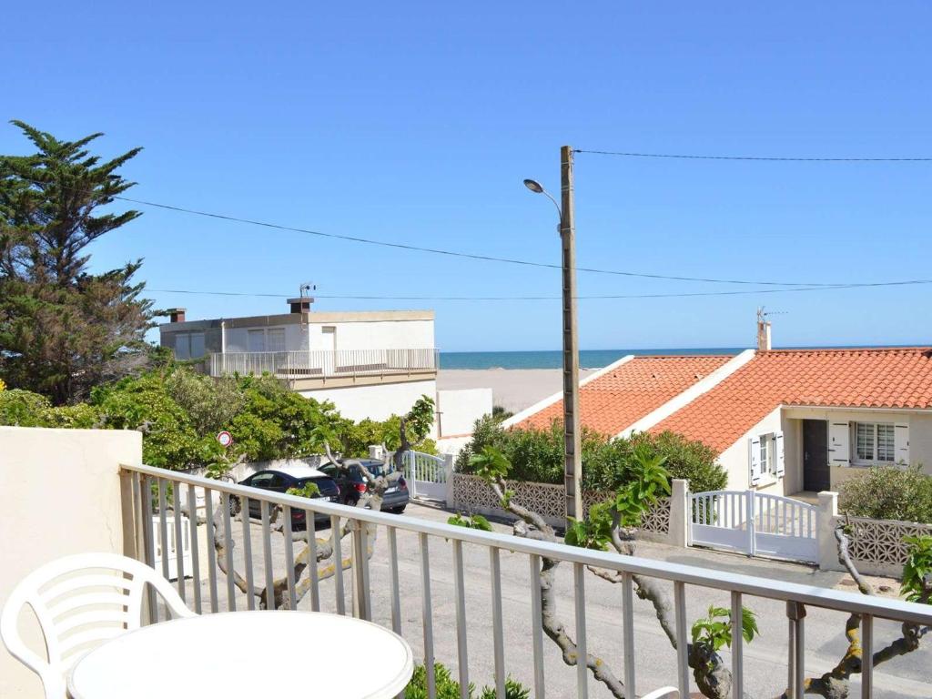 un balcon avec une table et une vue sur l'océan dans l'établissement Appartement à 50m de la plage, 2 Chambres, 1 Balcon, Quartier du Port Tranquille - FR-1-229D-77, à Fleury