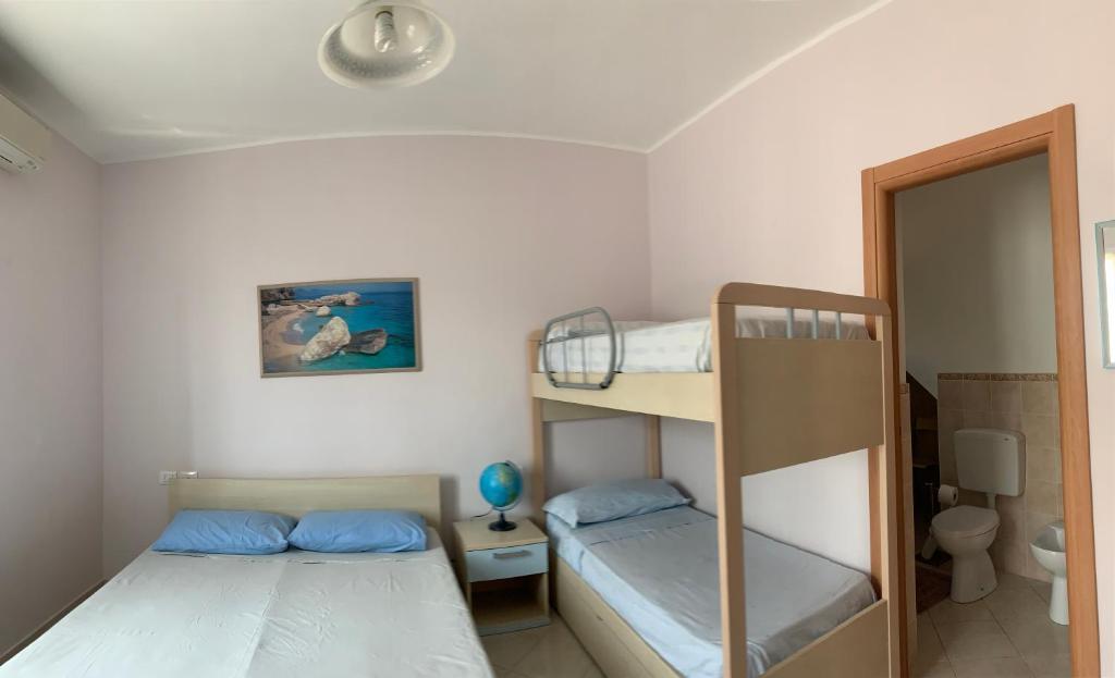 2 Etagenbetten in einem kleinen Zimmer mit Spiegel in der Unterkunft Ligo in Villanova dʼAlbenga