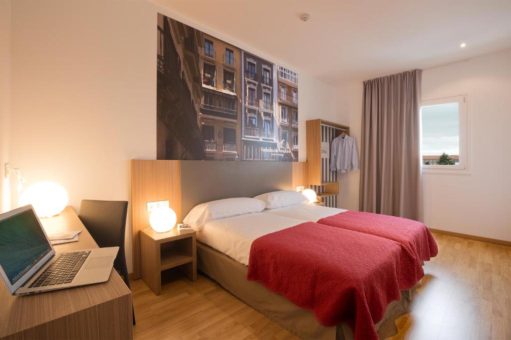 Postel nebo postele na pokoji v ubytování IRAIPE Pamplona Hostal Auto Check-in